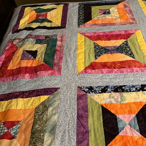 Beautiful Handmade Quilt 🛏️💜💙💚💛 - Picture 3 of 6